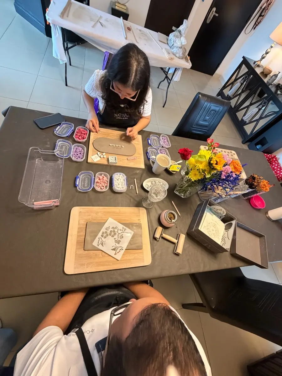 Clase mensual de cerámica en el taller Nativaz: mesa con moldes, estampas y flores