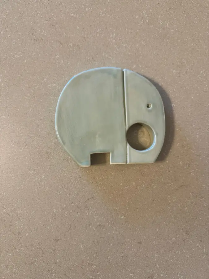 Plato de cerámica con forma de elefante, esmalte celeste pálido