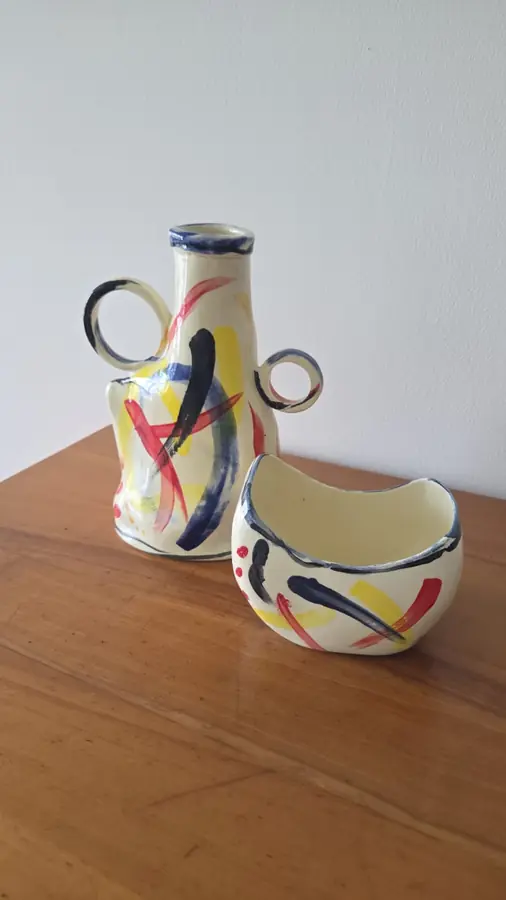 Dos jarrones de cerámica blancos con trazos de colores