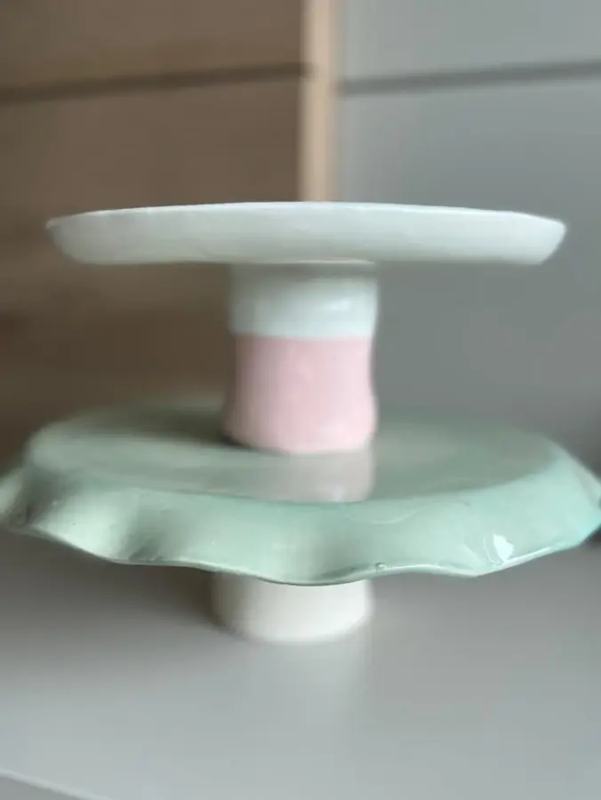 Pie de torta de cerámica de dos niveles en verde menta y rosa