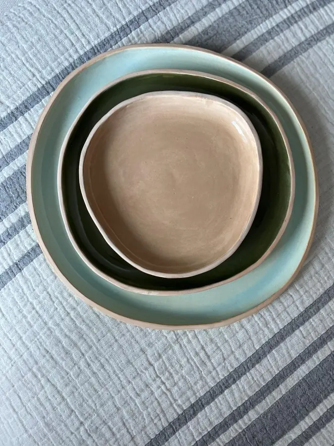 Plato hondo y bowl de cerámica esmaltados en verde agua y arena