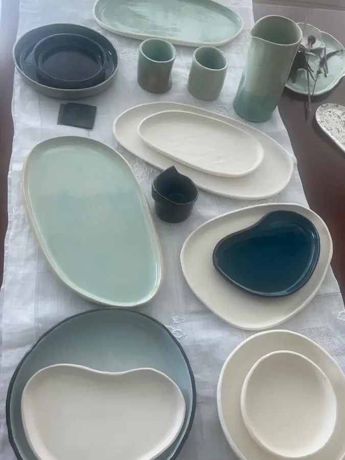 Vajilla de cerámica hecha a mano: fuentes, bowls y vasos en blanco y verde