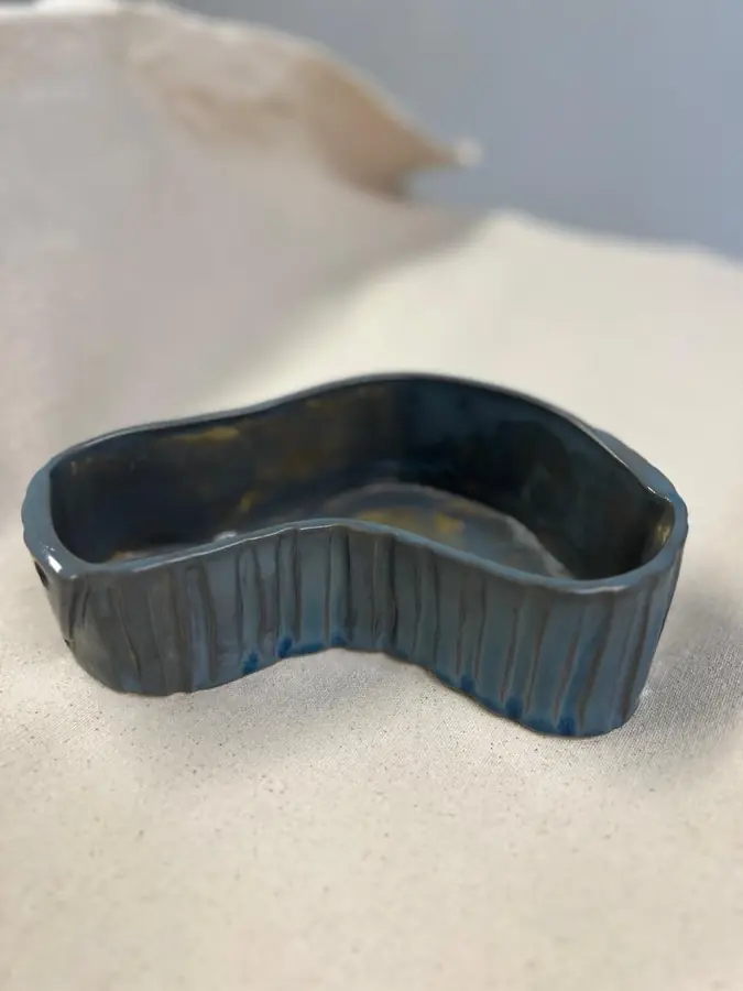 Caja de cerámica con forma orgánica, esmalte azul grisáceo texturado