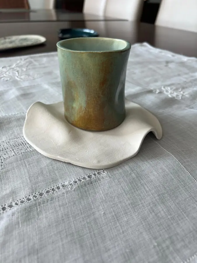 Vaso de cerámica con esmalte metalizado sobre base ondulada