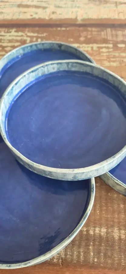 Platos de cerámica esmaltados en azul violeta