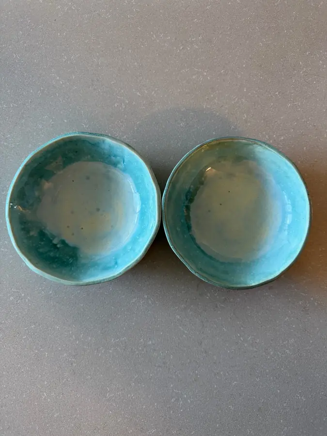 Dos bowls de cerámica turquesa con borde ondulado