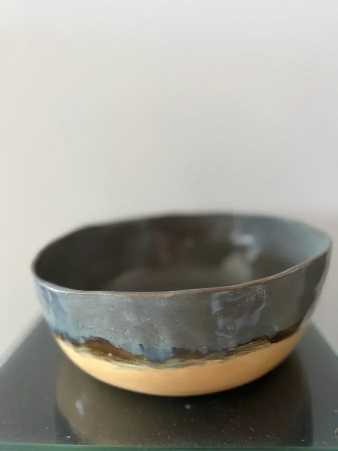Bowl de cerámica con esmalte azul oscuro y base beige