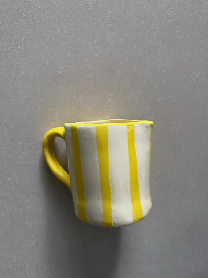 Taza de cerámica a rayas amarillas, vista lateral