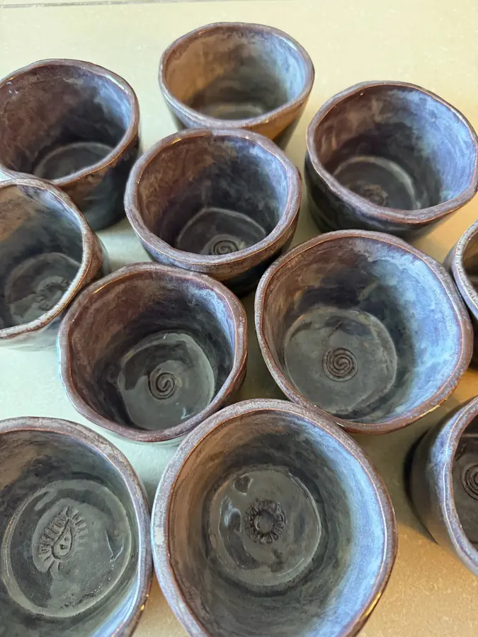 Vasos de cerámica apilados con esmalte marrón y gris