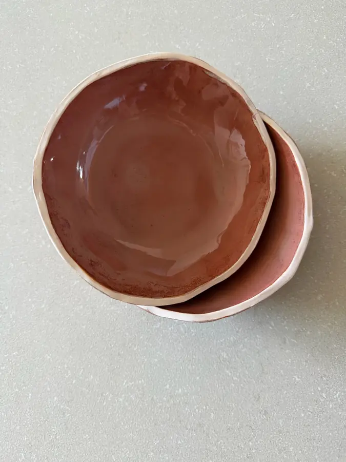 Dos bowls de cerámica terracota con interior rosado