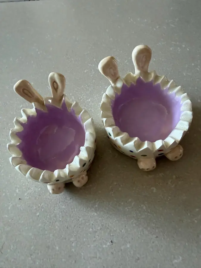Dos cuencos de cerámica con orejas de conejo e interior violeta
