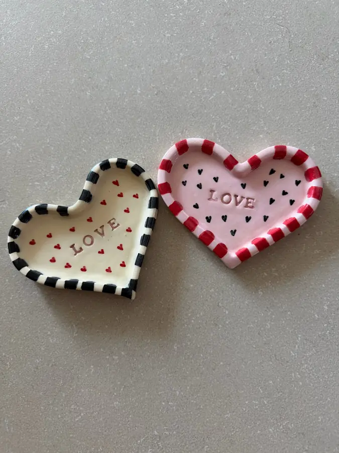 Platos de cerámica con forma de corazón y borde de puntos