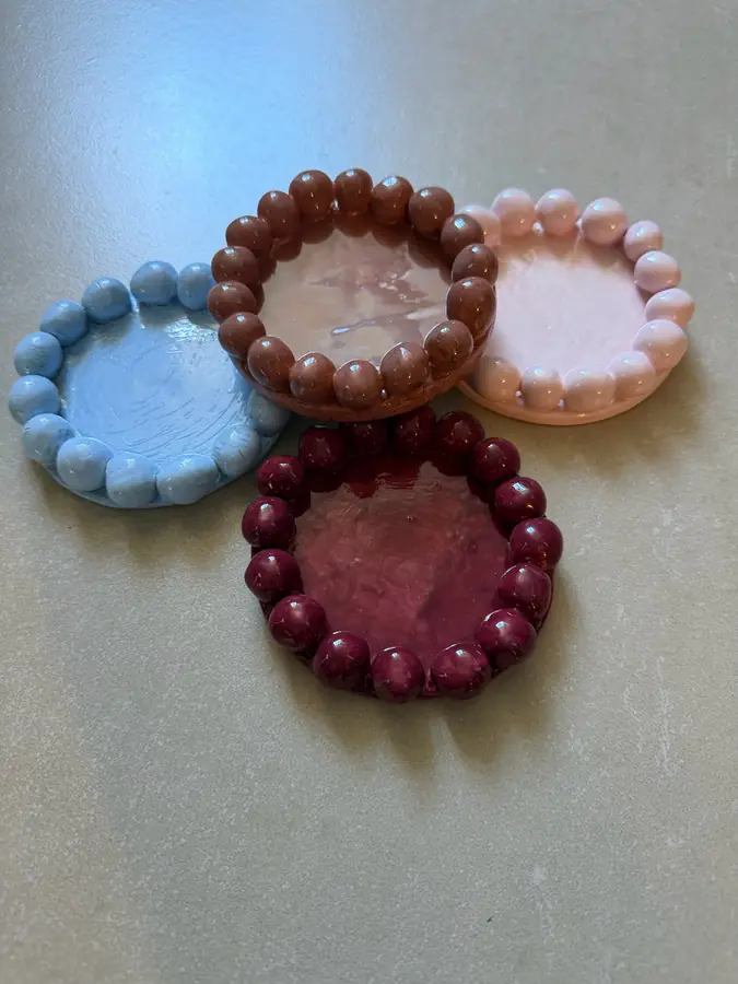 Set de platitos de cerámica con borde de perlas en azul, rosa y bordó