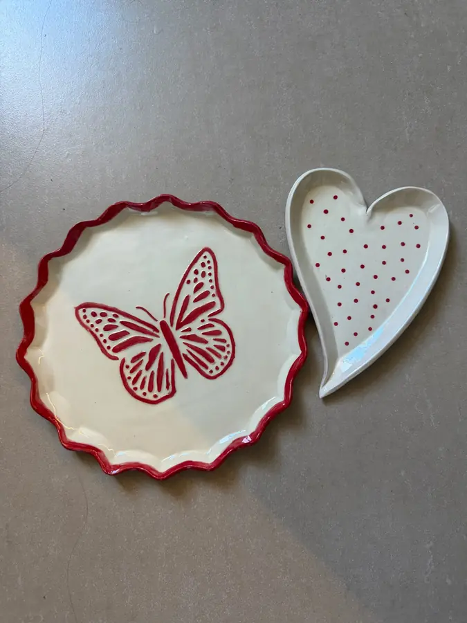 Plato de cerámica con mariposa roja y platito con forma de corazón