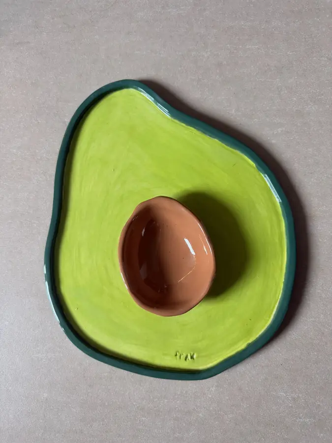 Plato de cerámica con forma de palta partida