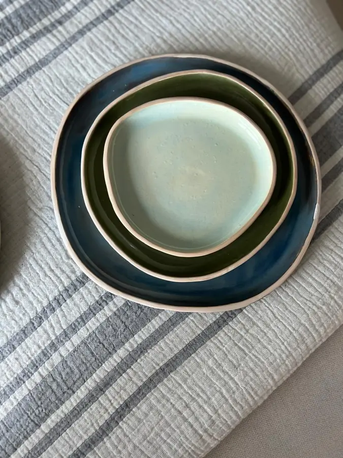 Juego de bowls de cerámica anidados en verde, celeste y azul