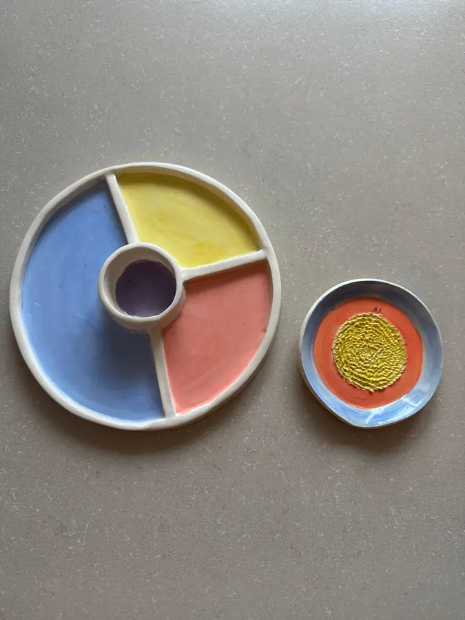 Plato de cerámica dividido en colores con cuencos a juego