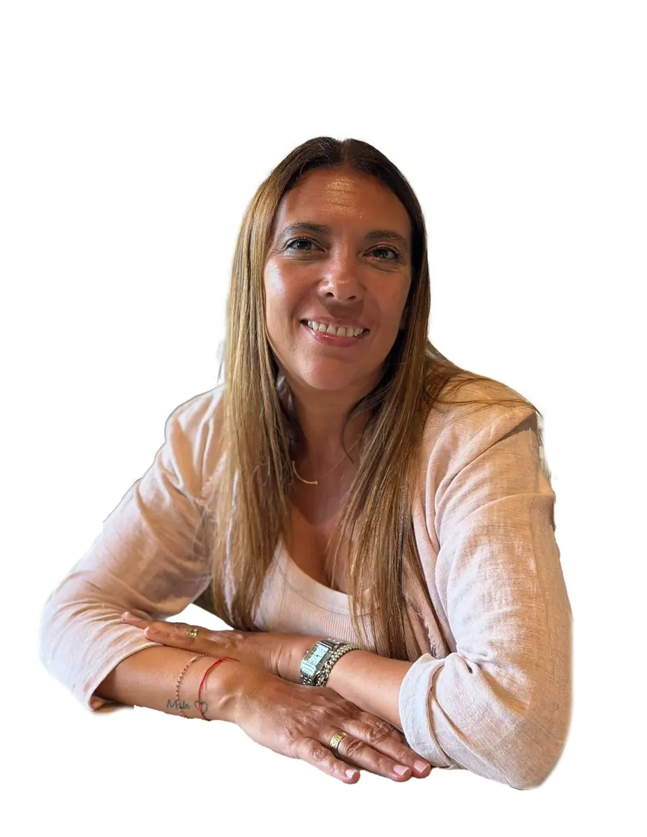 Natalia Vázquez, ceramista y fundadora de Nativaz, en su taller de Costa del Este